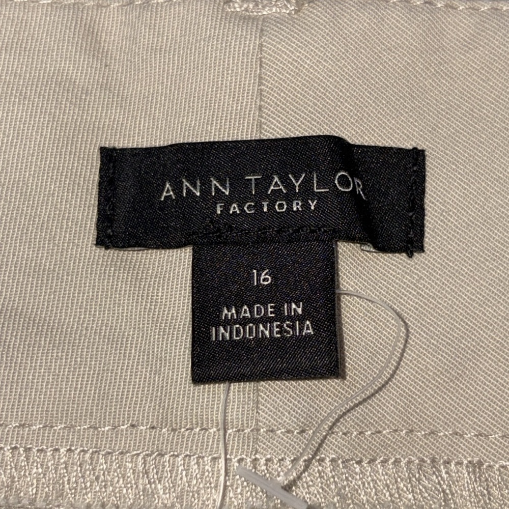 ANN TAYLOR FACTORY khaki shorts - Picture 3 of 8